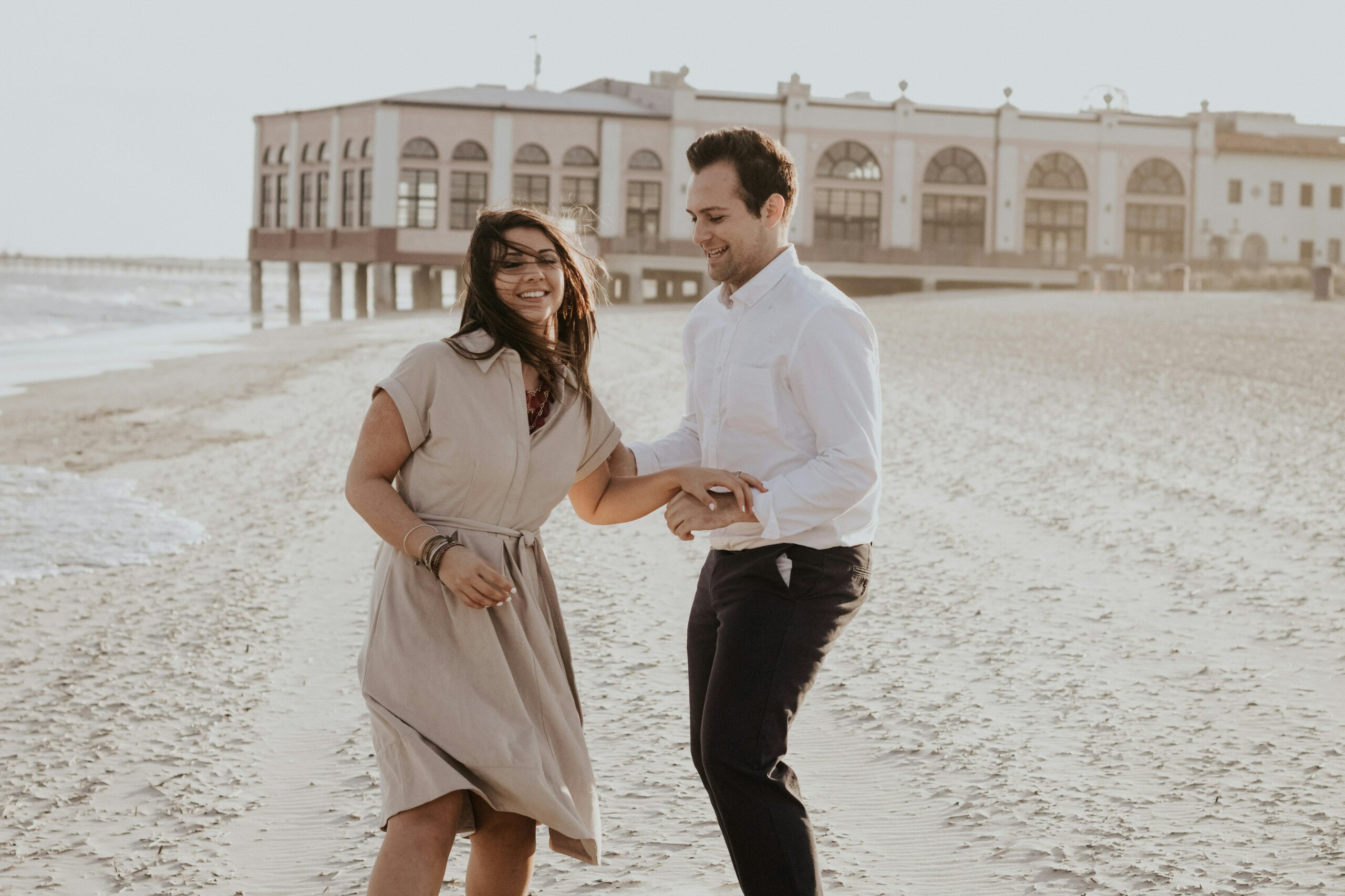 heiratsantrag-am-strand-wind-in-der-frisur-nicht-perfekt-aber-lovely